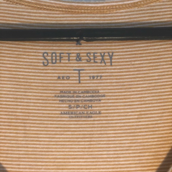 (3/$15) AEO T-shirt! - Picture 2 of 3